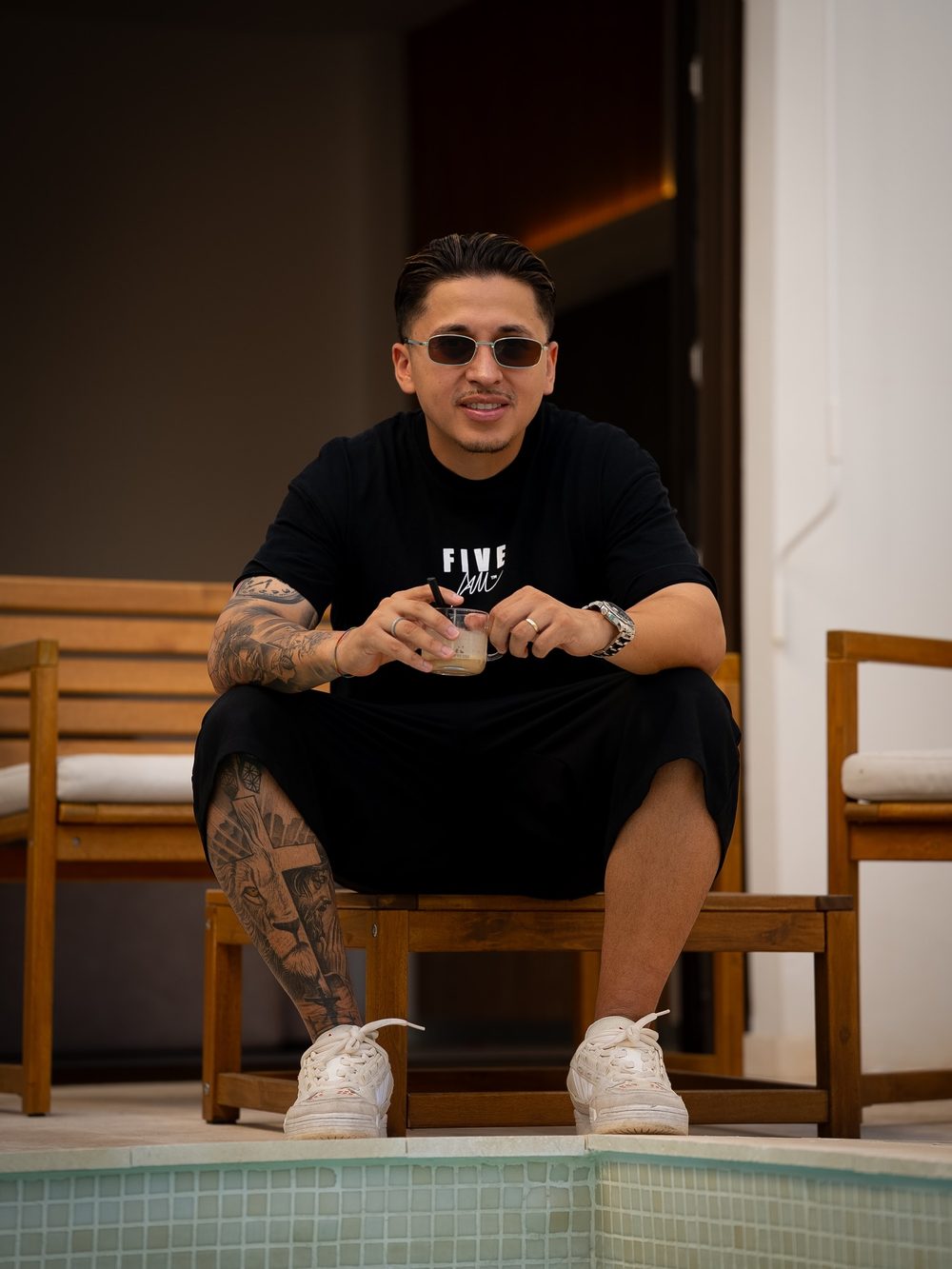 Joe Cuts, fundador de FIVE AM, con camiseta de la marca